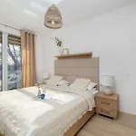 Modern & Functional With Air Conditioning And Balcony By Renters Lägenhet