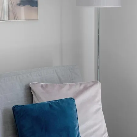 Modern & Functional With Air Conditioning And Balcony By Renters